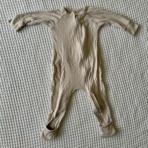 Goumi Kids Gender-Neutral “Grow With You” Footie in Birch/Tan: 12-18M